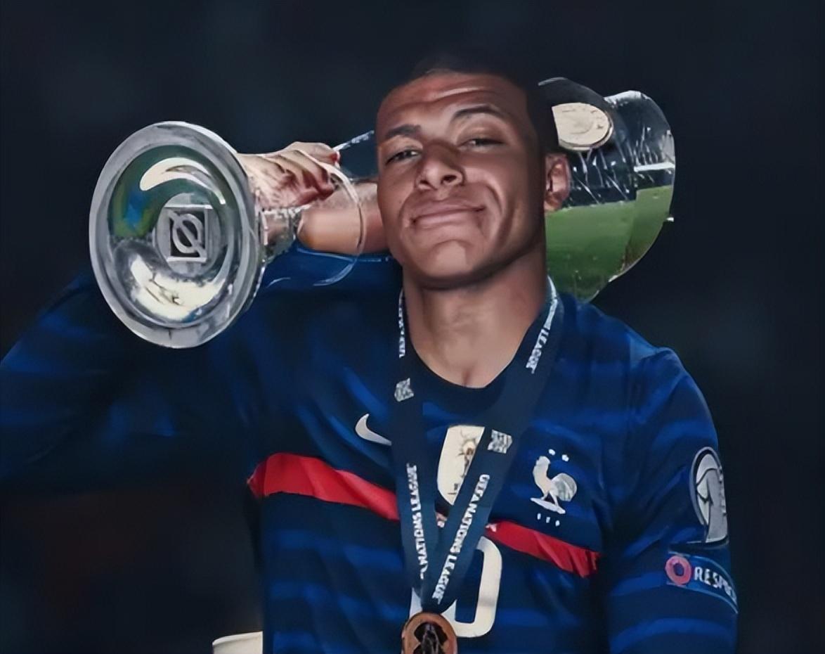 拜仁高层：南看台球迷燃放烟花破坏环境，欧足联肯定会做出处罚