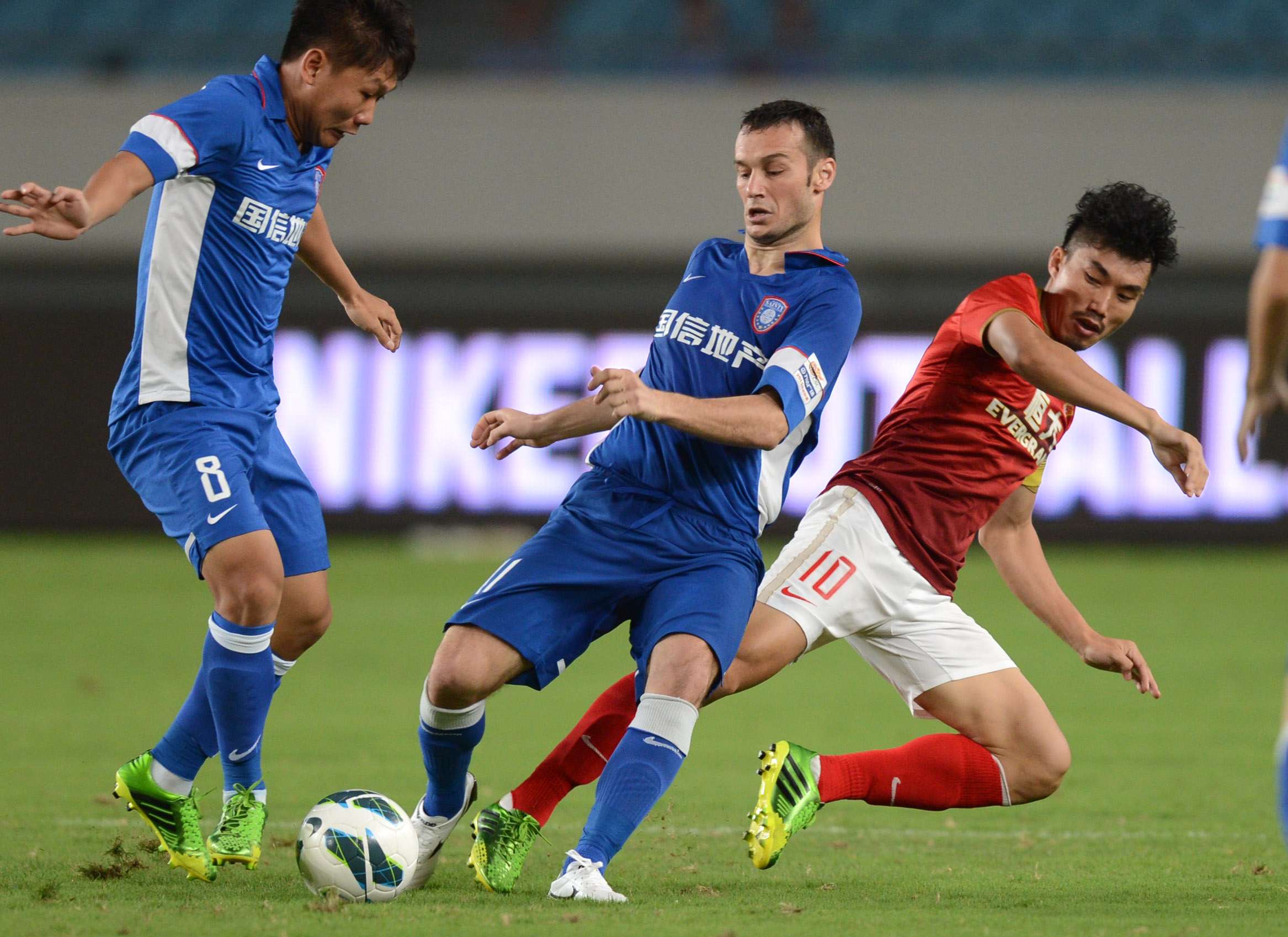 官方：切尔西签下19岁后卫哈托，转会费4418万欧签约至2032年