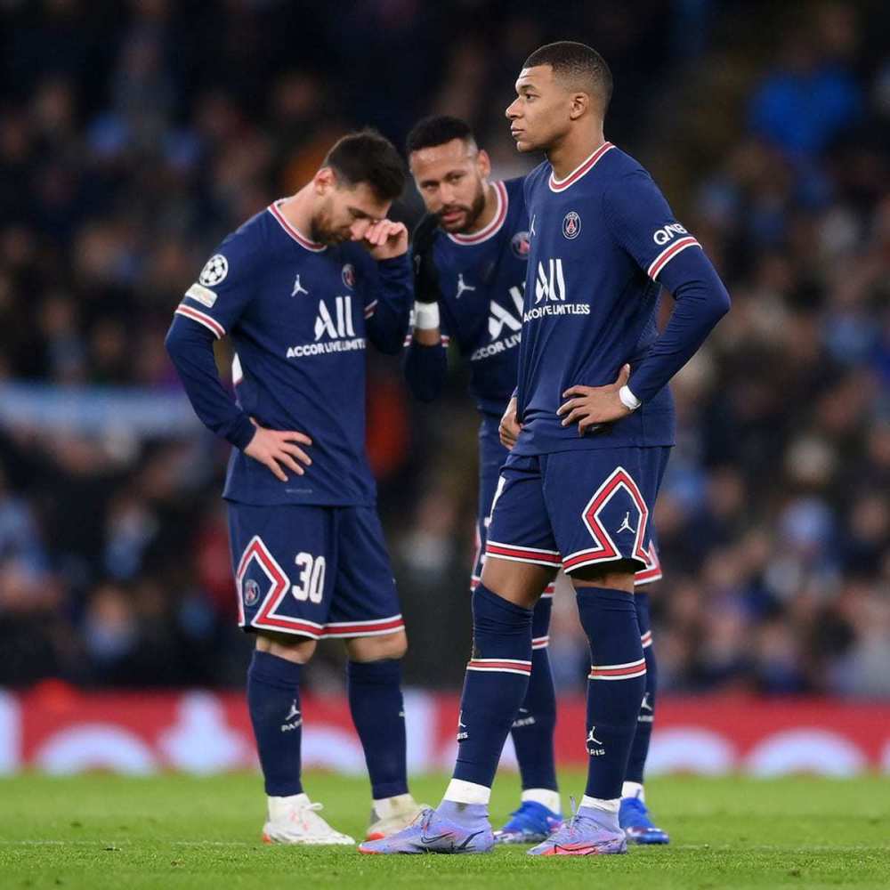 维尼修斯晒观看解放者杯决赛照片，随后庆祝母队弗拉门戈夺冠