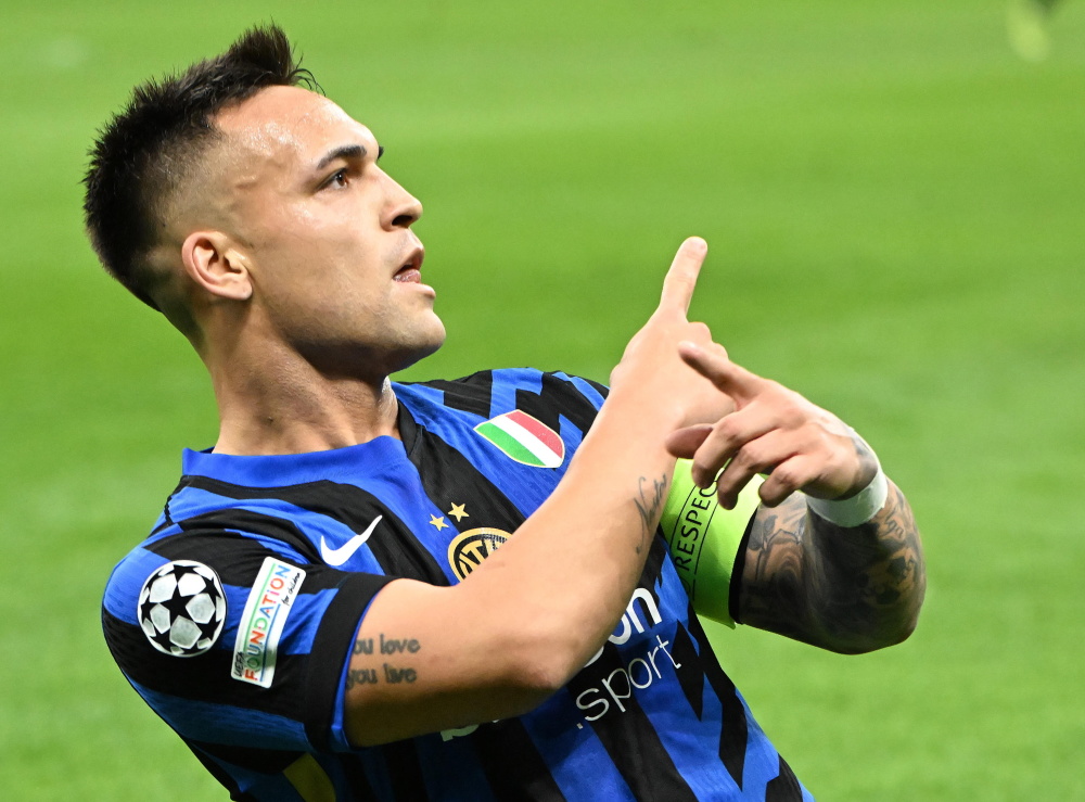 C罗挑战机器人守门员，射门频频被挡出，最后抓住漏洞进球