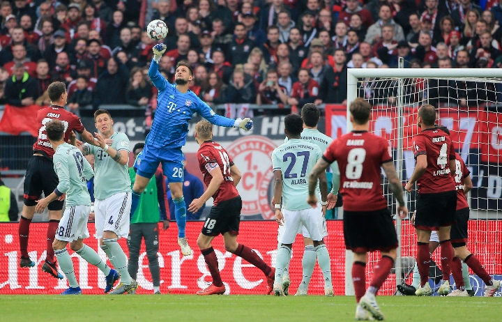 布拉德利：我小时候经常在自家花园里滑铲模仿杰拉德