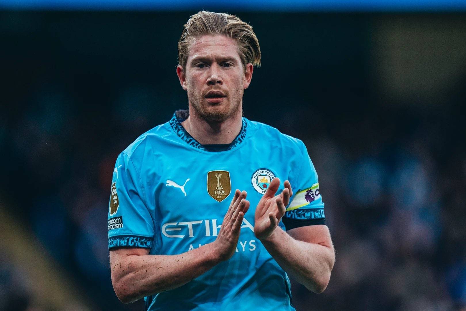 球星突破防线送出关键助攻