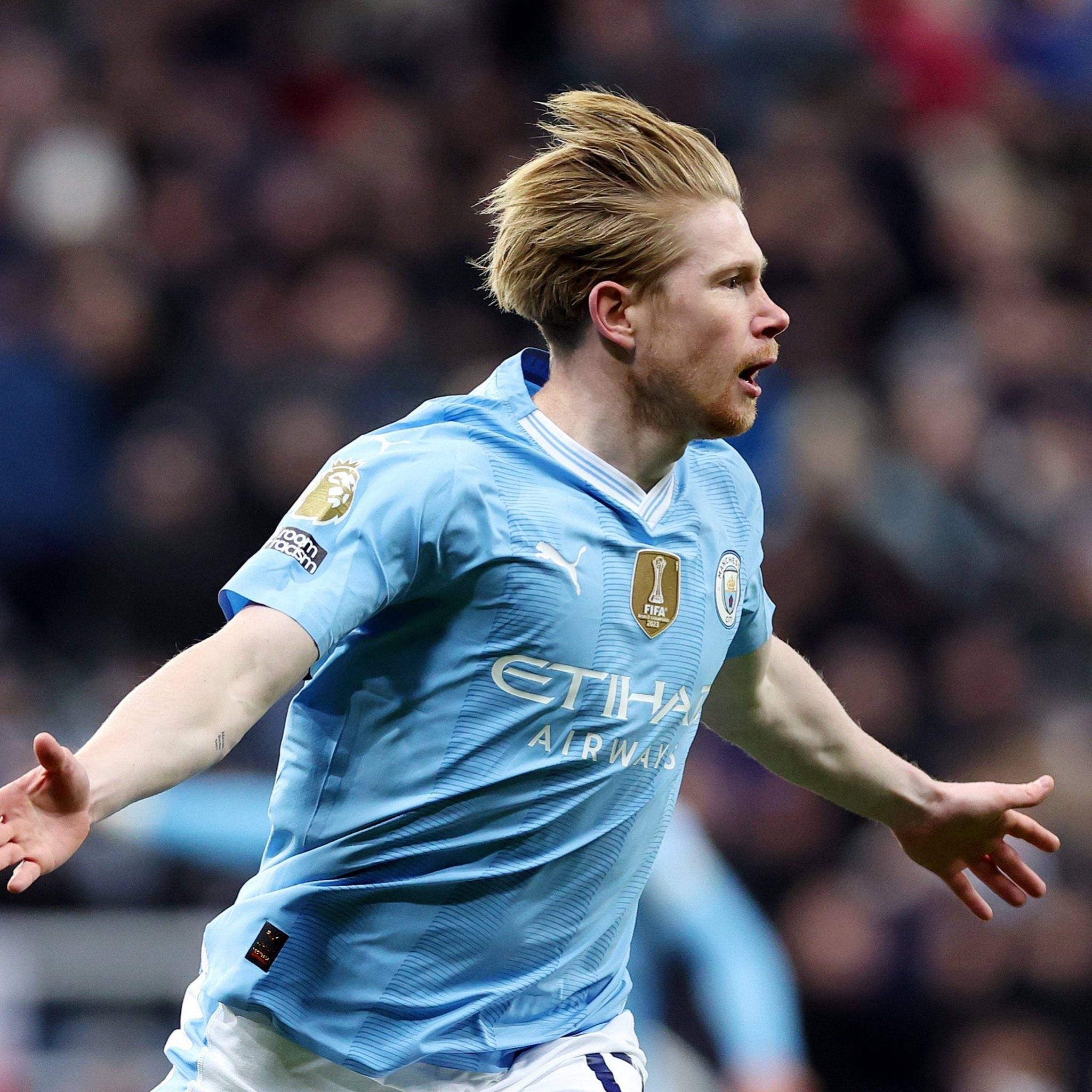 国安全队抵达北京，大兴机场内围满前来接机的国安球迷